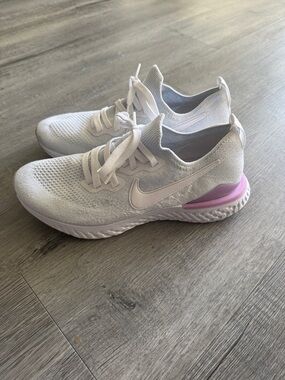 Nike Women's White Knit Running Sneakers with Pink Heel Detail